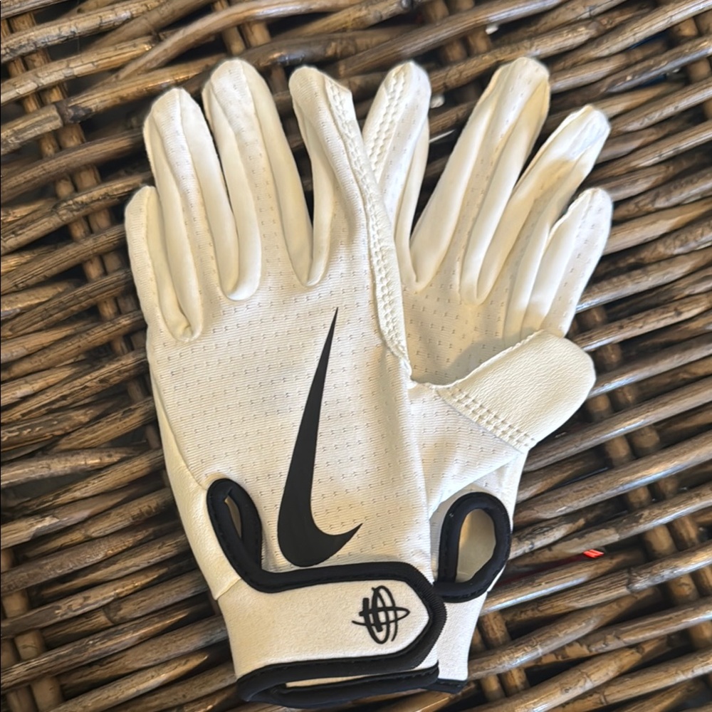 Nike White Kid’s Sports Gloves